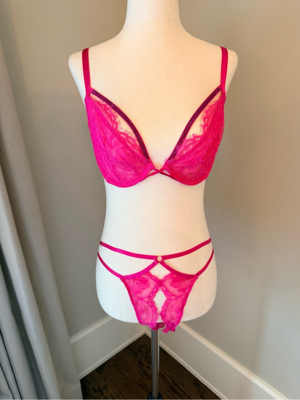 NWT VS Fuchsia Lace & Rhinestone Plunge Underwire Bra & Strappy Thong Set!